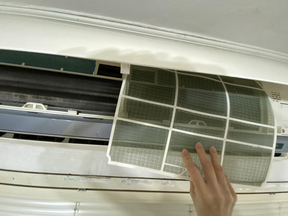 請師傅來洗冷氣前多說1句話，省下好幾千塊！冷氣不冷、有異味？從濾網到室外機的清潔保養攻略